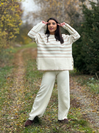 Compleu dama crem tricotat cu gat rotund si dungi orizontale pe bluza [1]