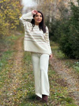 Costum si compleu - Compleu dama crem tricotat cu gat rotund si dungi orizontale pe bluza