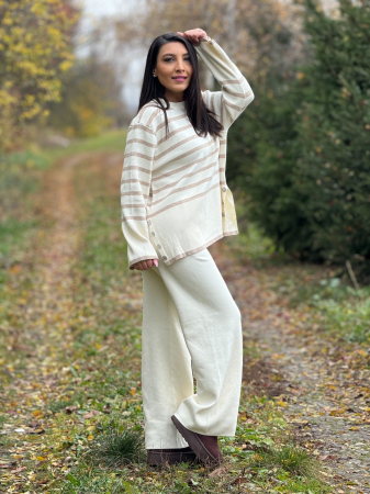 Compleu dama crem tricotat cu gat rotund si dungi orizontale pe bluza [2]