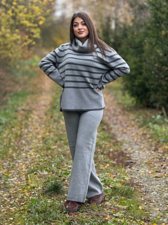 Costum si compleu - Compleu dama gri tricotat cu gat inalt si dungi orizontale pe bluza