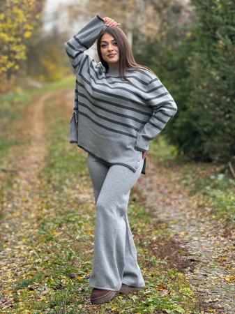 Costum si compleu - Compleu dama gri tricotat cu gat rotund si dungi orizontale pe bluza