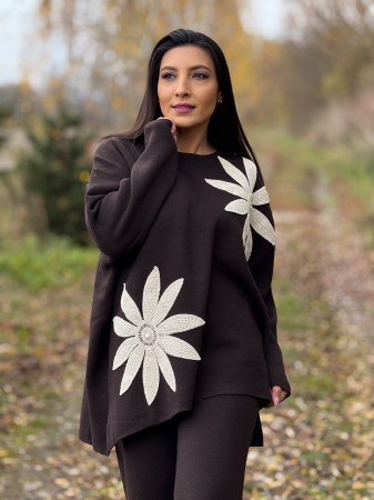 Compleu dama maro tricotat cu aplicatii flori crosetate pe bluza [4]