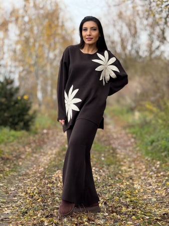Colectia de TOAMNA - Compleu dama maro tricotat cu aplicatii flori crosetate pe bluza