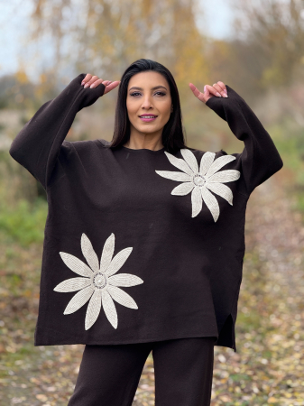 Compleu dama maro tricotat cu aplicatii flori crosetate pe bluza [5]