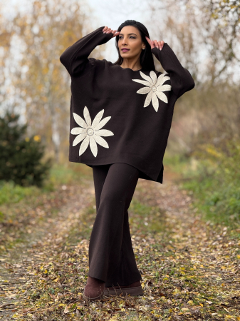 Compleu dama maro tricotat cu aplicatii flori crosetate pe bluza [2]