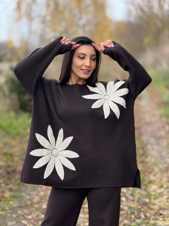 Compleu dama maro tricotat cu aplicatii flori crosetate pe bluza [6]