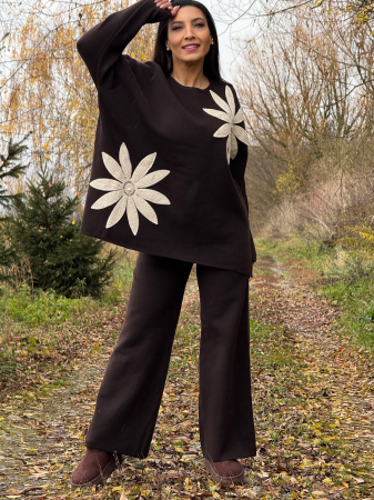 Compleu dama maro tricotat cu aplicatii flori crosetate pe bluza [1]