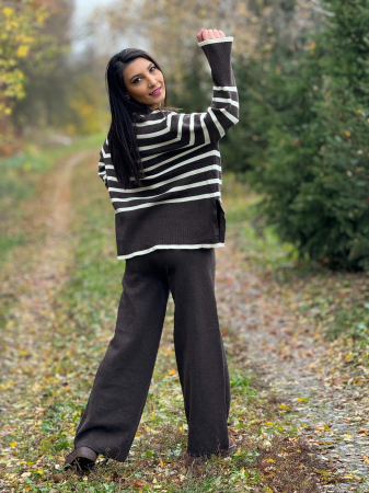 Compleu dama maro tricotat cu gat rotund si dungi orizontale pe bluza [2]