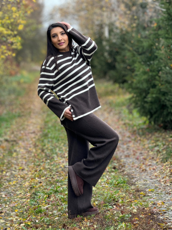 Compleu dama maro tricotat cu gat rotund si dungi orizontale pe bluza [1]