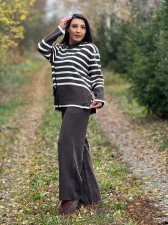 Imbracaminte dama - Haine cu suflet - Compleu dama maro tricotat cu gat rotund si dungi orizontale pe bluza