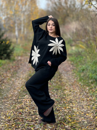 Compleu dama negru tricotat cu aplicatii flori crosetate pe bluza [1]