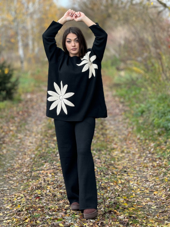 Costum si compleu - Compleu dama negru tricotat cu aplicatii flori crosetate pe bluza