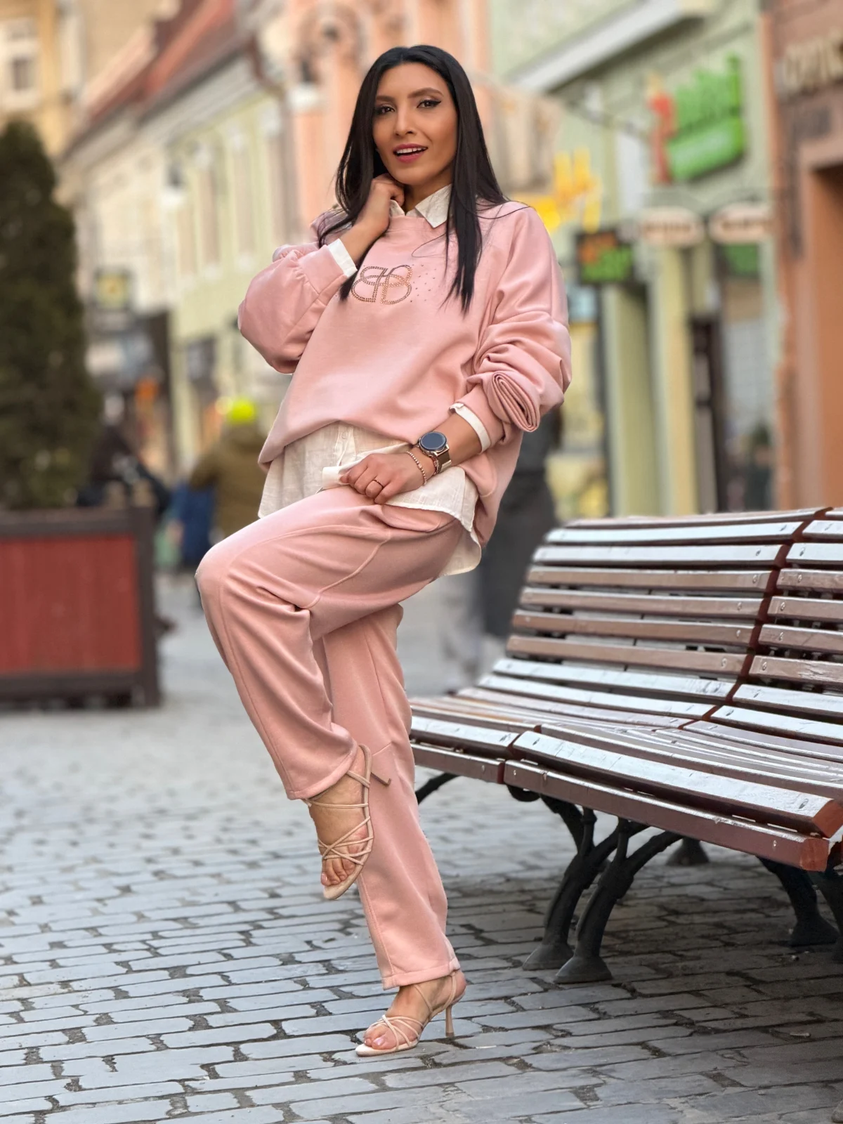 Colectia NOUA - Compleu dama roz pudrat cu detaliu floral la maneci