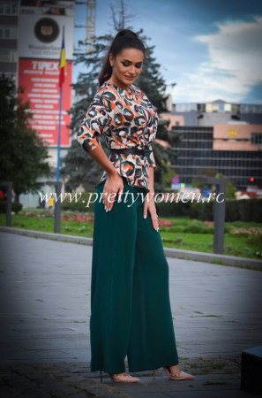 Costum cu bluza colorata si pantaloni verzi [7]