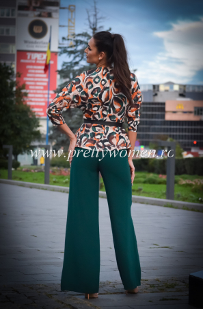 Costum cu bluza colorata si pantaloni verzi [4]