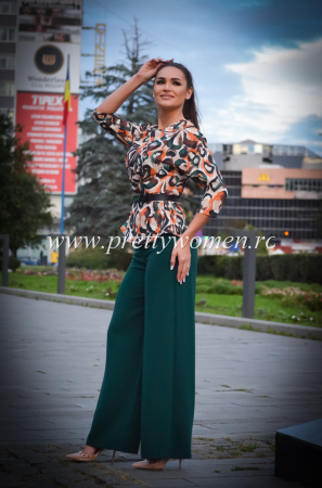 Costum cu bluza colorata si pantaloni verzi [3]