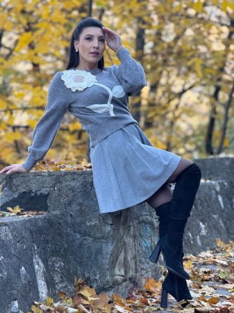 Noutati - Fusta gri cu nasturi decorativi aurii