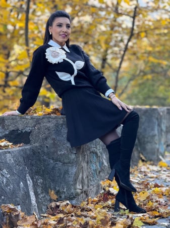 Fusta neagra cu nasturi decorativi aurii [1]