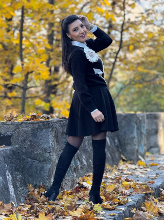 Fusta neagra cu nasturi decorativi aurii [3]