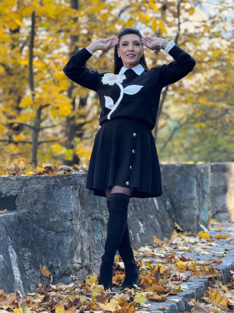 Noutati - Fusta neagra cu nasturi decorativi aurii