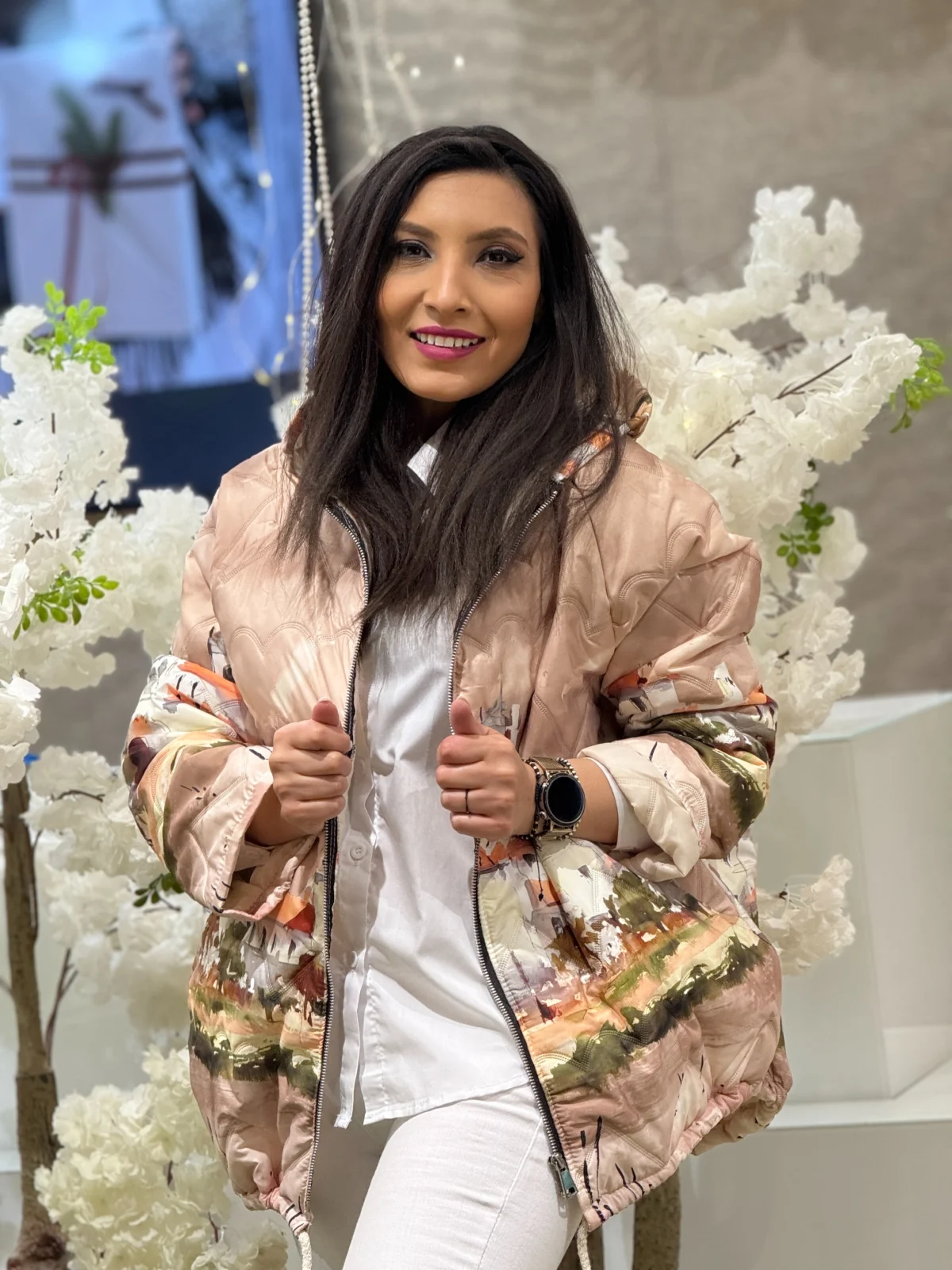 Geci si jachete - Geaca dama bej cu gluga si imprimeu castel