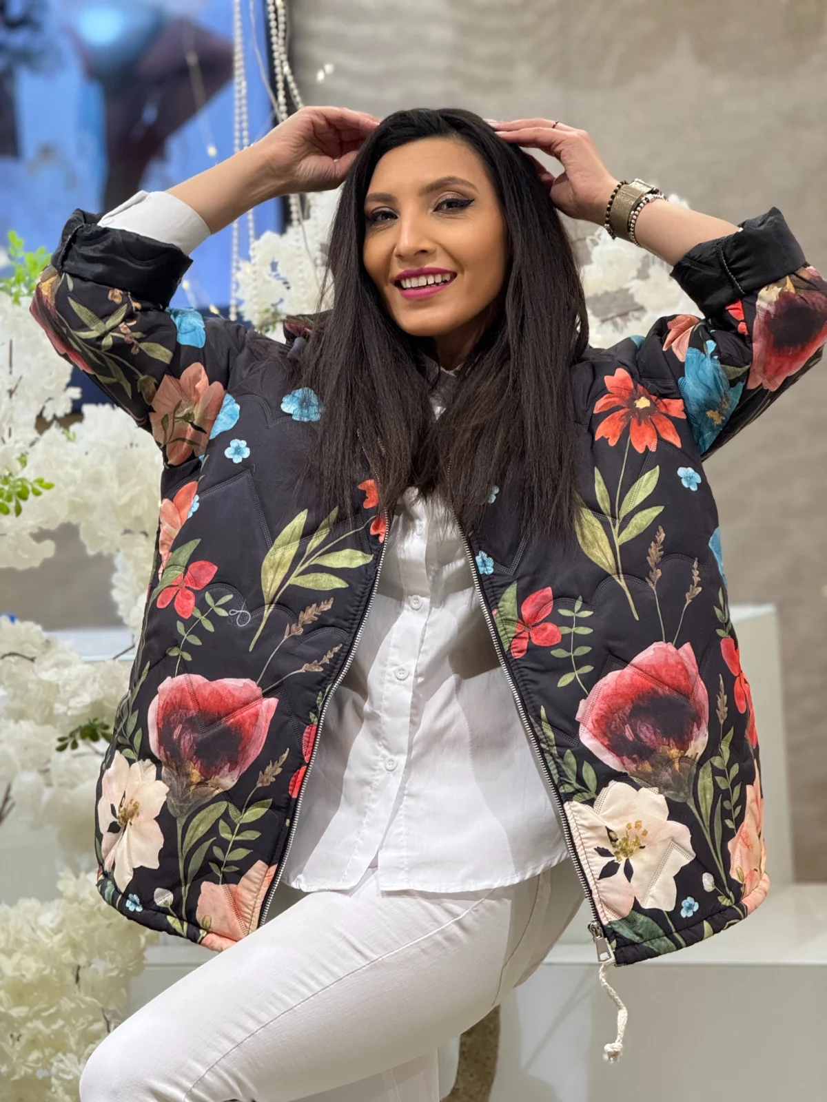 Geci si jachete - Geaca dama neagra cu gluga si imprimeu flori