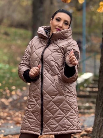 Colectia de TOAMNA - Geaca lunga cappuccino cu emblema