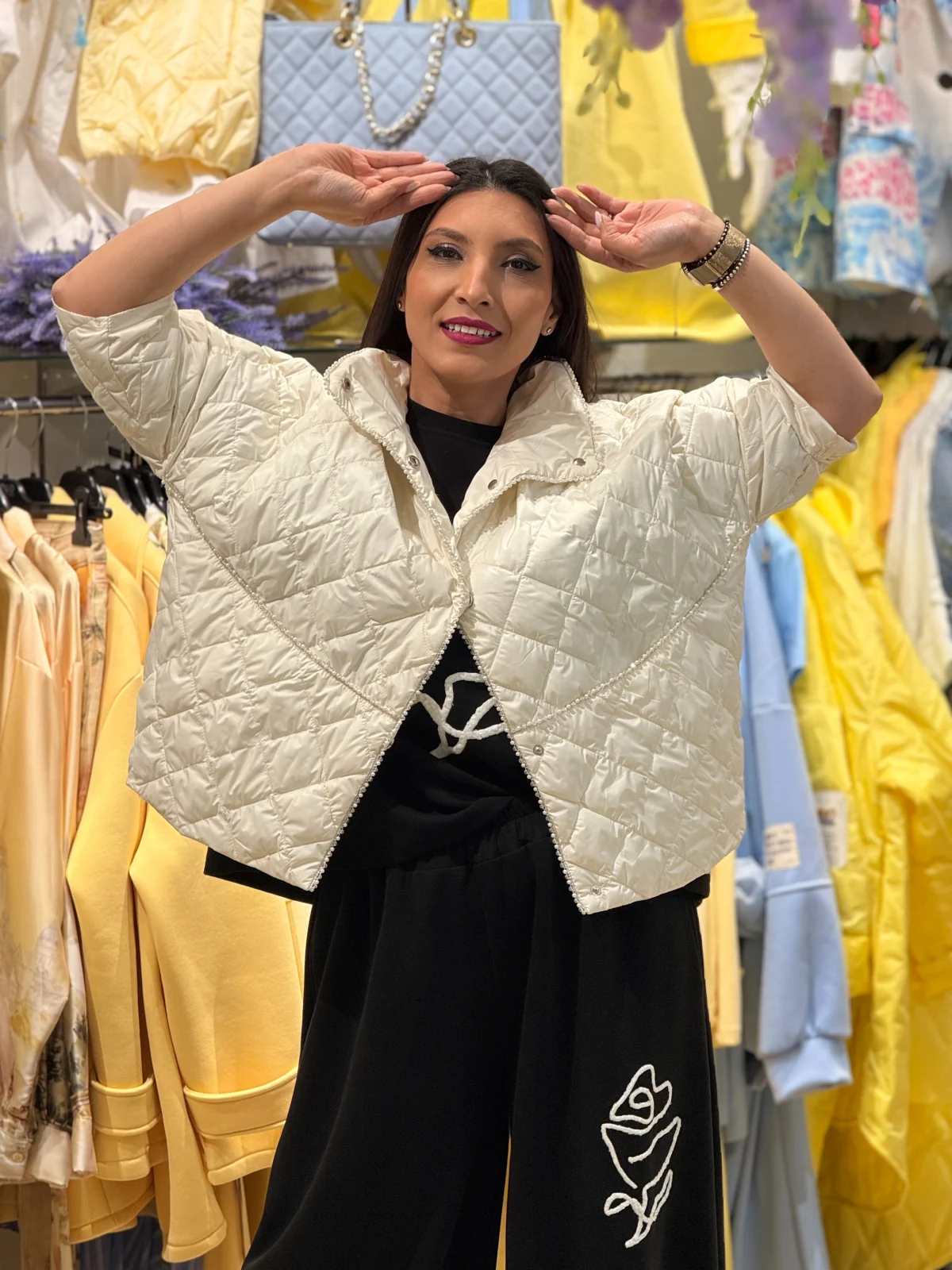 Geci si jachete - Jacheta dama alba scurta cu detalii fine din perlute