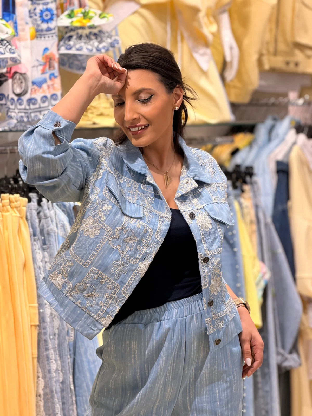 Geci si jachete - Jacheta dama albastra cu broderie florala crem