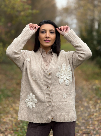 Jacheta dama bej cu aplicatii flori crosetate [3]