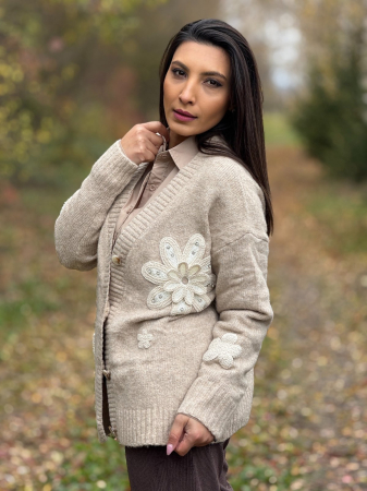 Jacheta dama bej cu aplicatii flori crosetate [1]