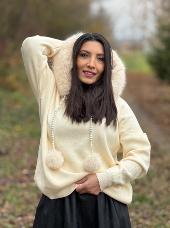 Imbracaminte dama - Haine cu suflet - Jacheta dama bej cu blana la gluga si snur din perlute detasabil