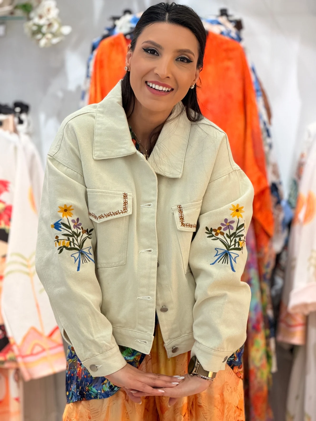 Colectia NOUA - Jacheta dama bej cu broderie florala pe maneca