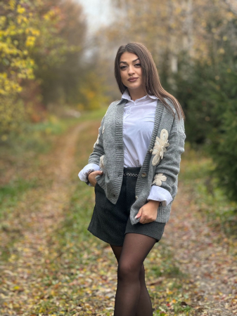 Jacheta dama gri cu aplicatii flori crosetate [4]