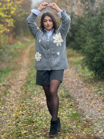 Jacheta dama gri cu aplicatii flori crosetate [2]