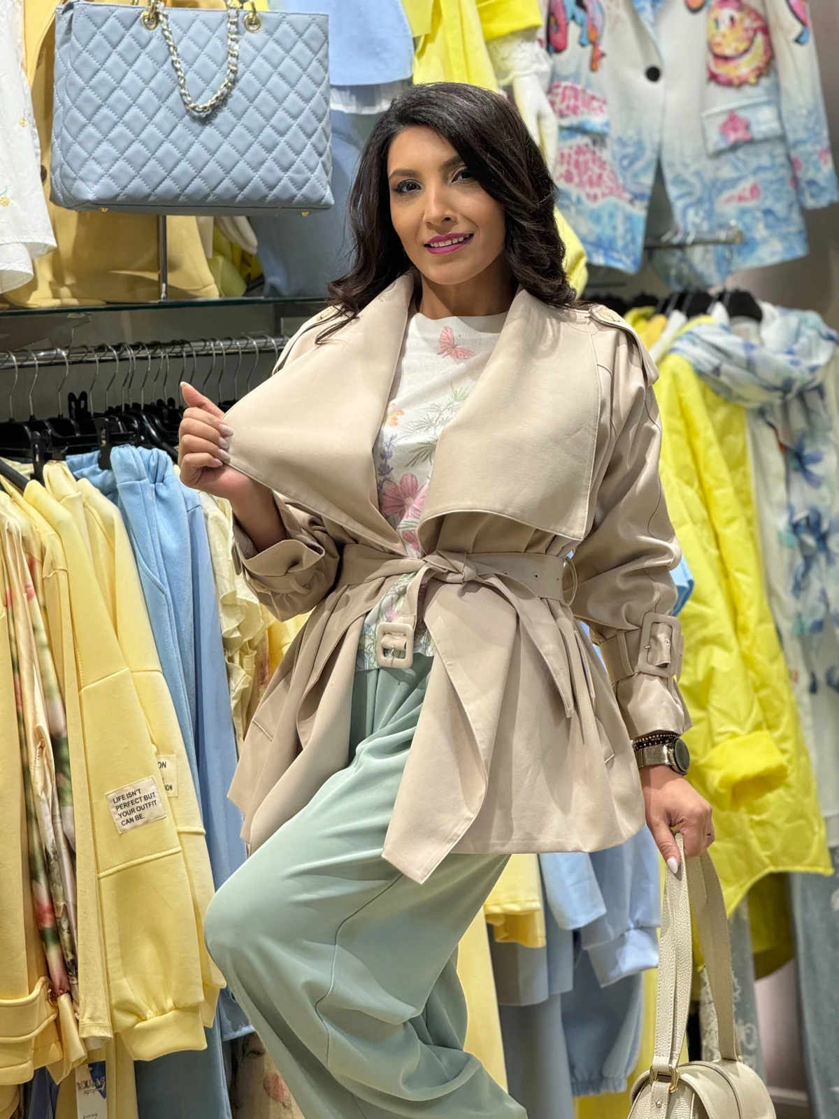 Geci si jachete - Jacheta dama scurta bej cu cordon in talie