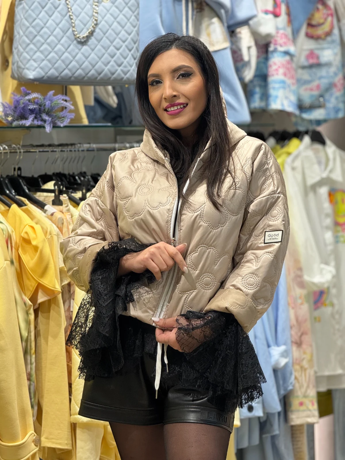 Geci la -50% - Jacheta dama scurta bej cu fermoar si broderie florala