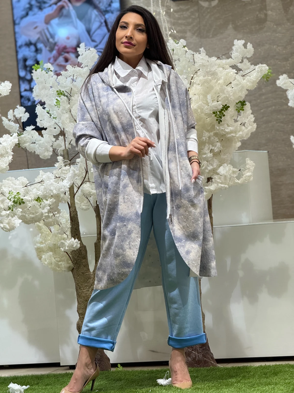 Geci si jachete - Jacheta dama bej lejera cu gluga si detalii stelate