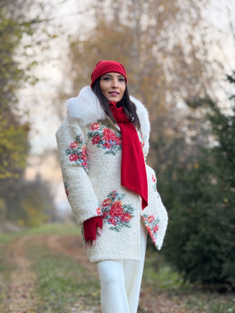 Palton dama cu flori brodate si guler din blana [6]