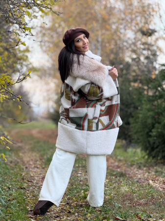 Palton dama scurt cu detalii colorate si guler din blana [5]