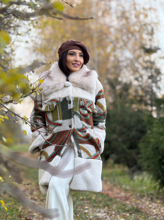 Palton dama scurt cu detalii colorate si guler din blana [1]