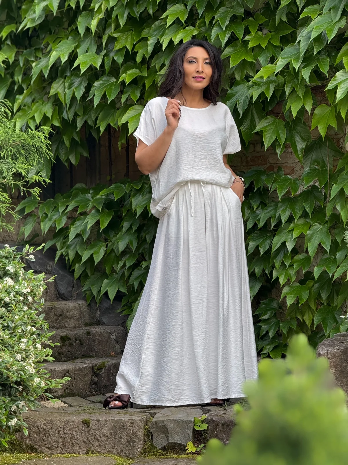 Pantaloni albi evazati cu snur in talie si buzunare [1]