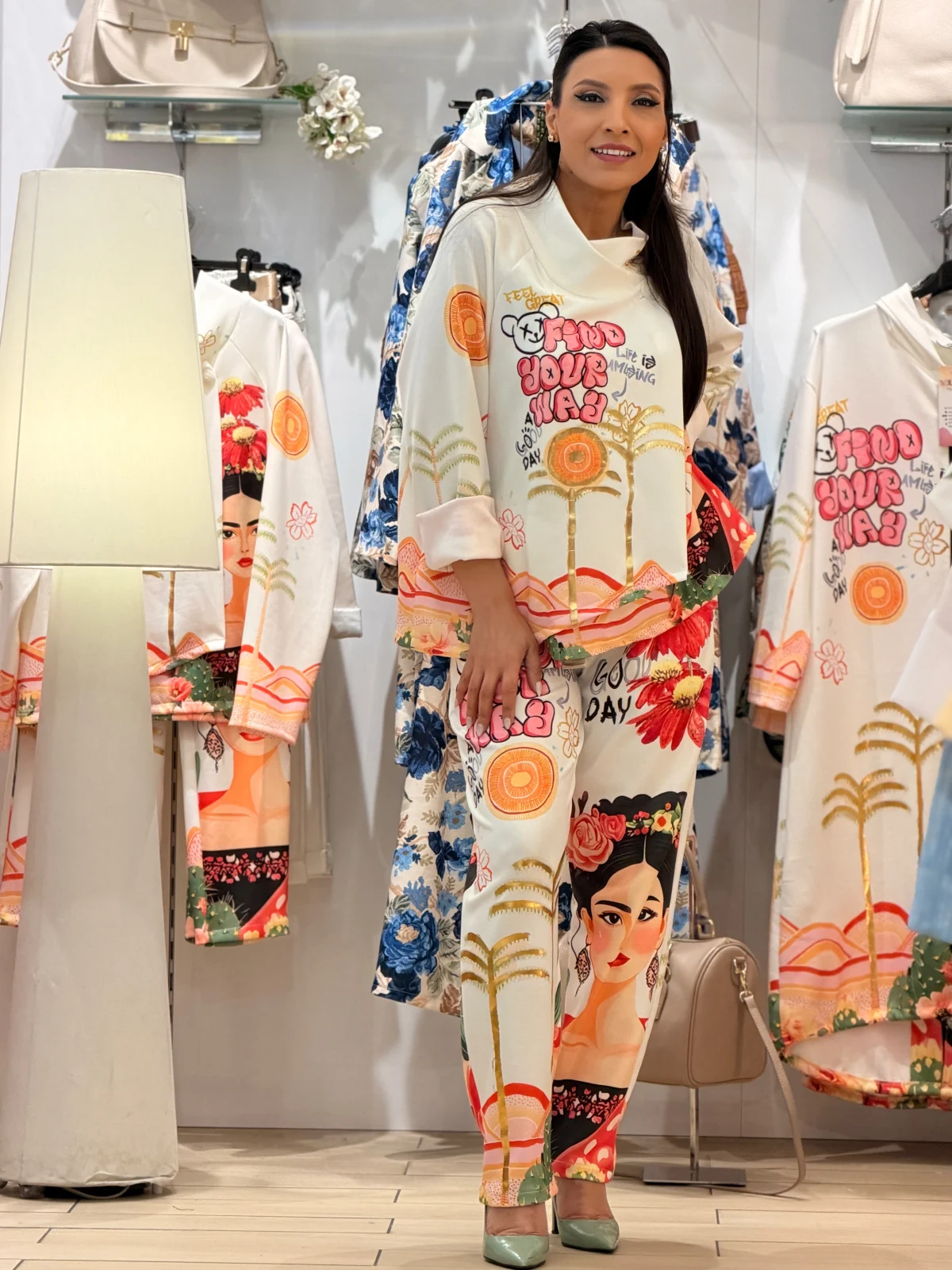 Costum si compleu - Pantaloni dama albi cu imprimeu Frida Khalo