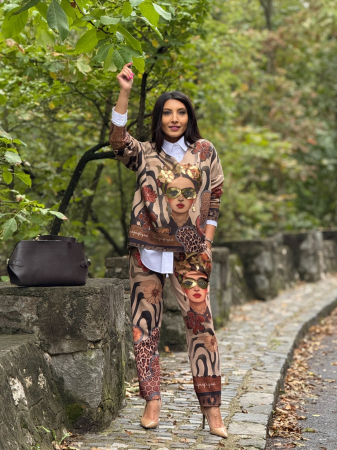 Pantaloni si blugi - Pantaloni dama cu imprimeu Frida Kahlo