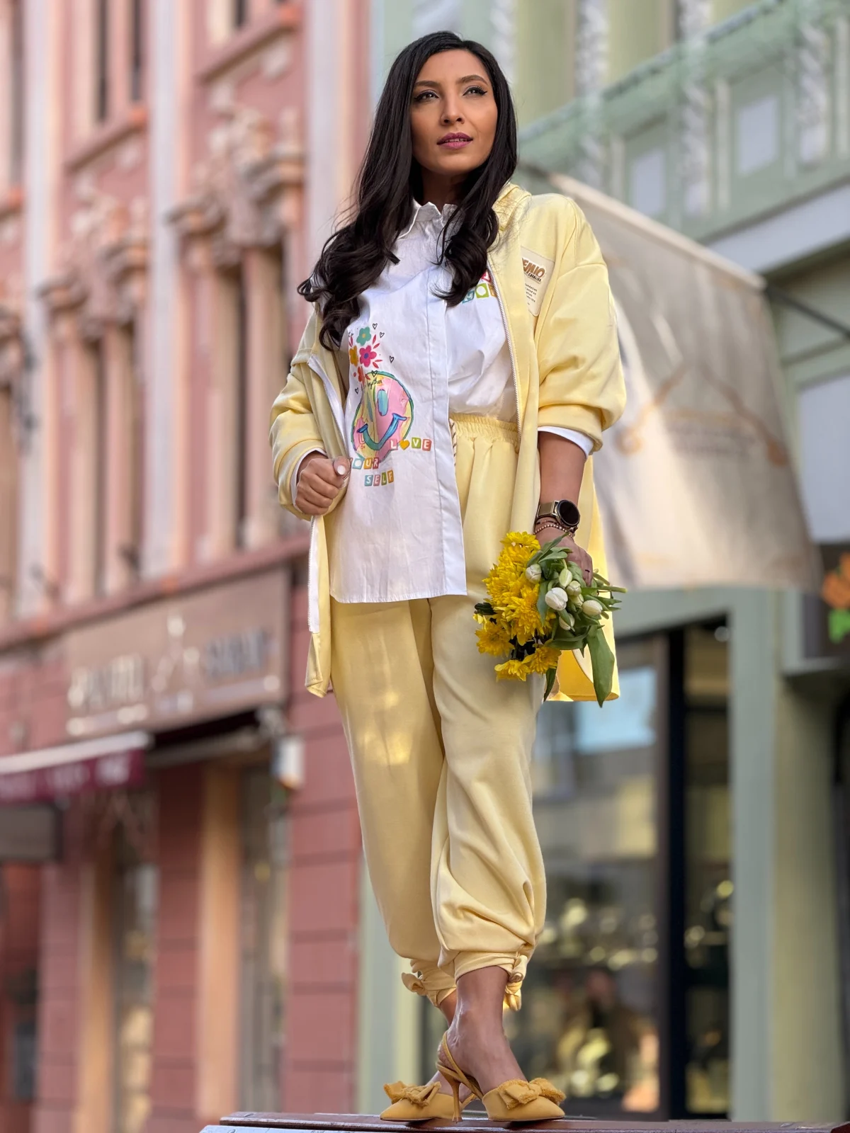 Pantaloni si blugi - Pantaloni dama galbeni cu snur si fundite laterale