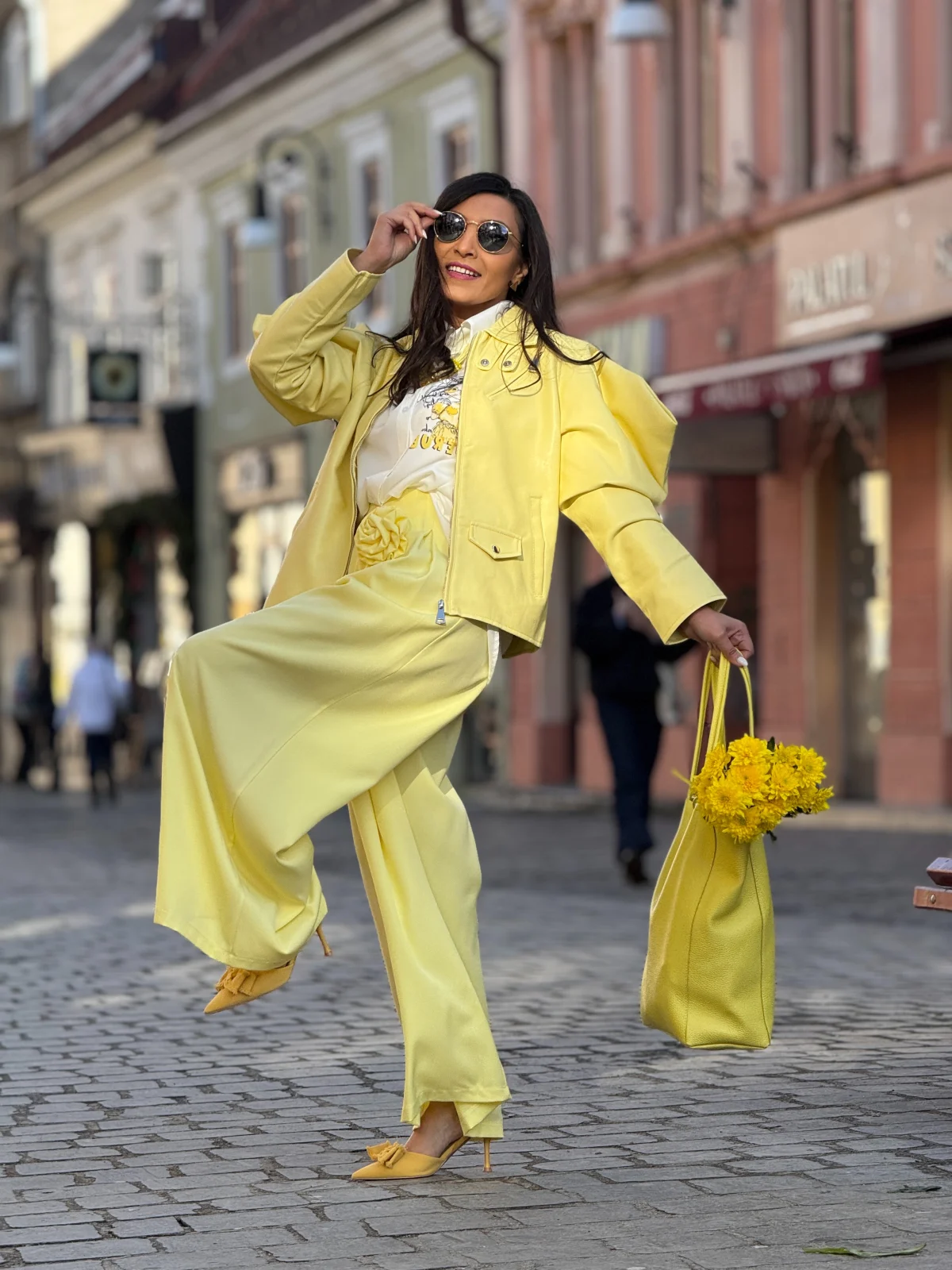 Pantaloni si blugi - Pantaloni dama galbeni eleganti cu talie accentuata si brosa detasabila
