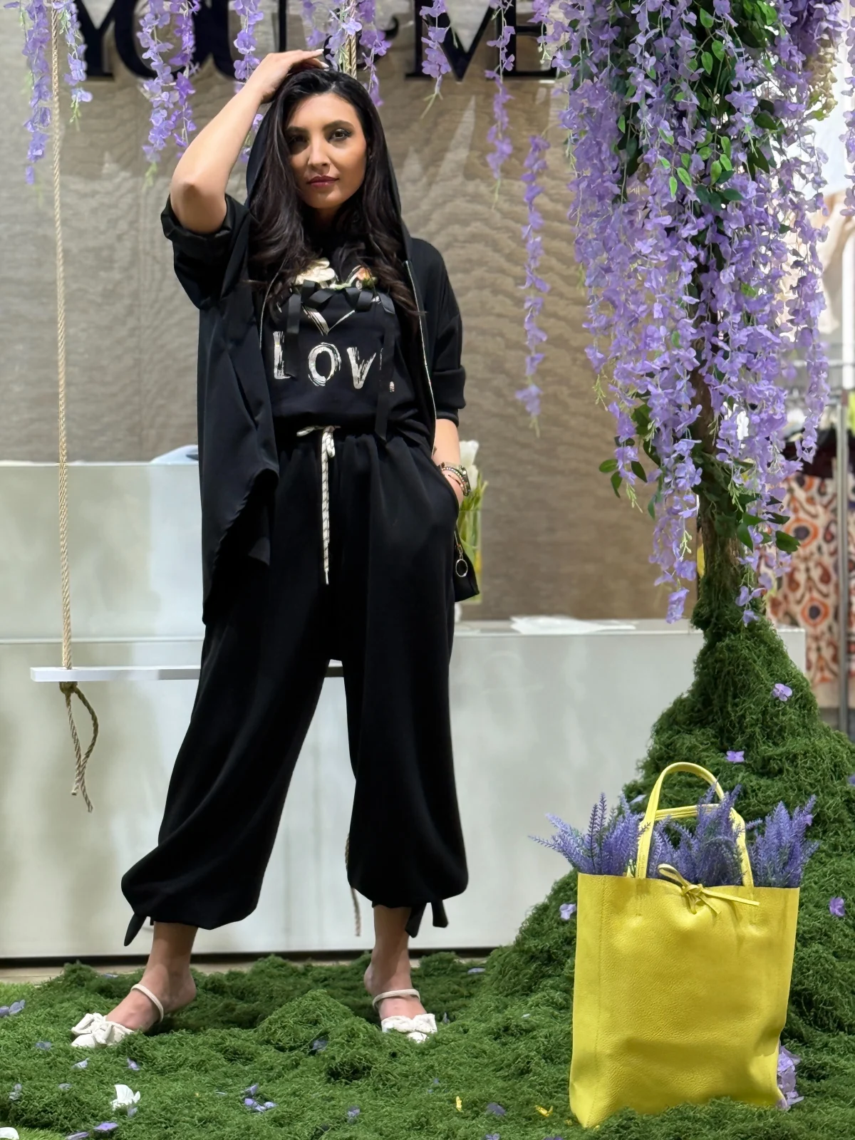 Pantaloni si blugi - Pantaloni dama negri cu snur si fundite laterale