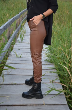 Pantaloni maro din piele ecologica [4]