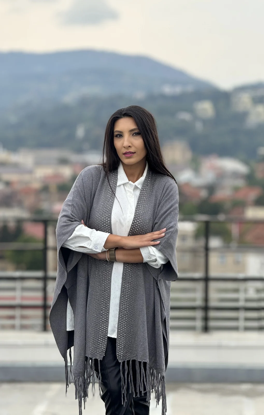 Pelerina cu strasuri si franjuri