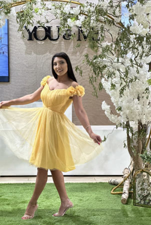 Rochie galbena scurta cu flori aplicate pe umar [1]